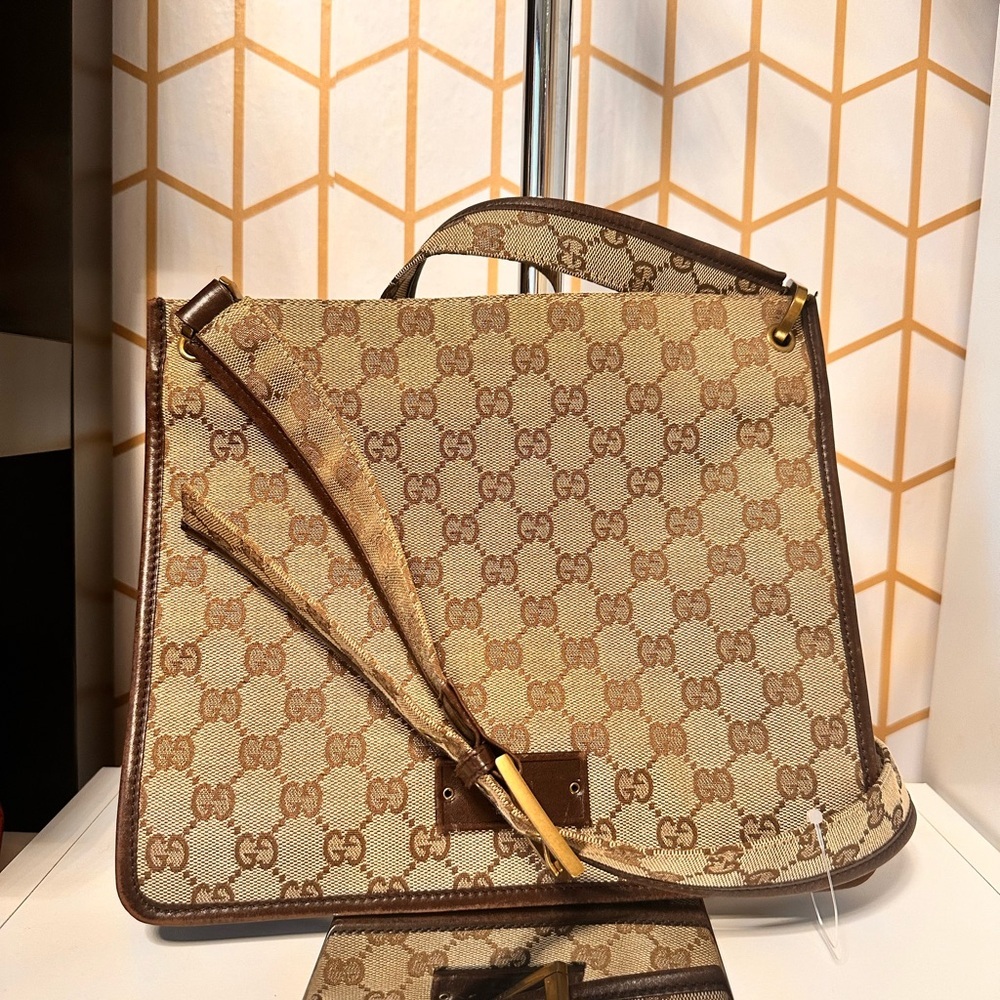 EUC. Authentic Gucci Messenger crossbody bag. Please review all pictures.